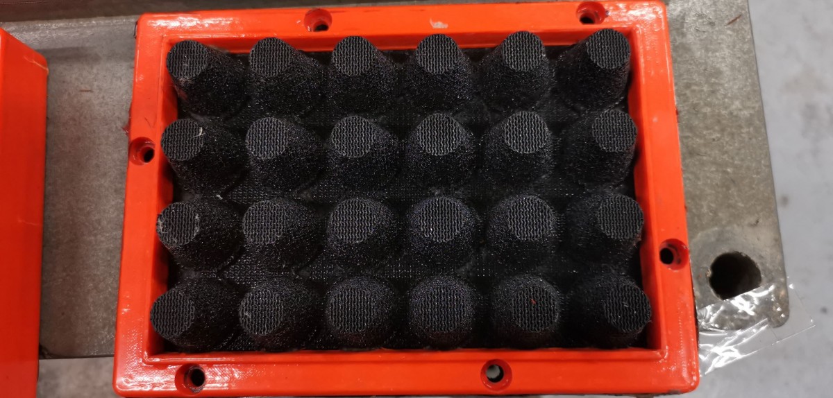 Forma na míru pro výrobu obalů z nasávané kartonáže
